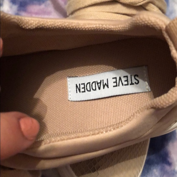 STEVE MADDEN cream shoes - Picture 3 of 3